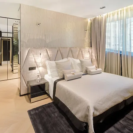 Posh Luxury Apartment